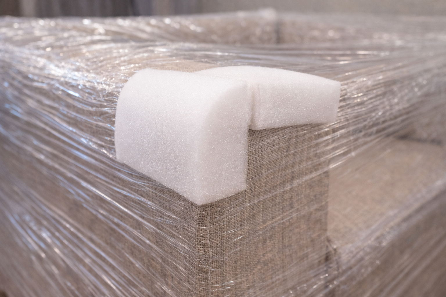 Упаковка углов дивана стрейч-плёнкой